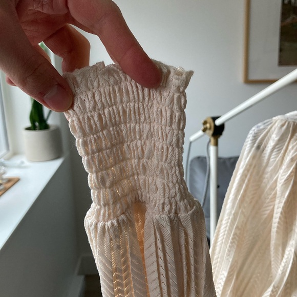 Balloon sleeved top in lace-ish fabric. Never worn and in perfect condition. - Picture 4 of 6